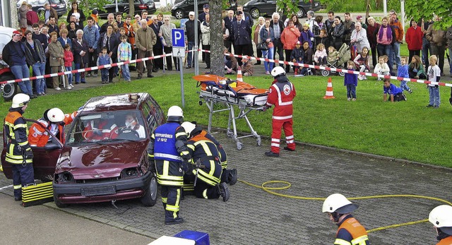 Zum ben zeigt die Feuerwehr, wie Menschen aus Autos geborgen werden.   | Foto: Roman Kiener