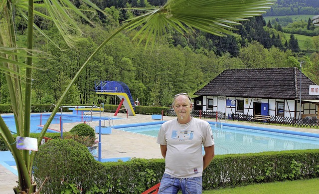 Startklar fr die  Saison 2013: Bad-Ch...nter einer Palme im Schnauer Freibad.  | Foto: Hermann Jacob