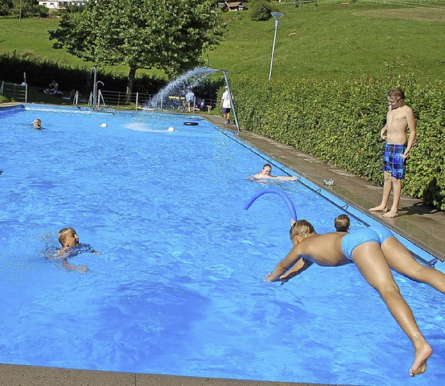 Ab ins (ab-)khlende Nass: Das solarbe...Schweigmatt ffnet an diesem Samstag.   | Foto: Angelika Schmidt