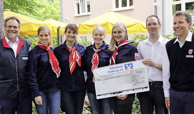 Bernhard Goldschmidt (links) und die J...s Geld beim Ebringer Weihnachtsmarkt.   | Foto: Janzer