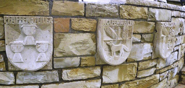 An der Mauer des Denkmals auf dem Batz...lfenweiler und Schallstadt zu sehen.    | Foto: Franz Hilger