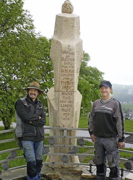Wolfgang Wieder (links) und Jrg Hermanowski haben das Denkmal restauriert.  | Foto: Franz Hilger