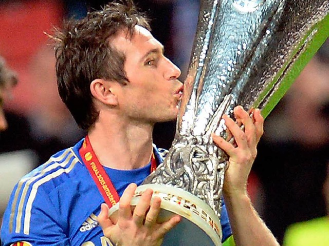 Frank Lampard ksst den Pokal.  | Foto: AFP