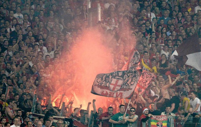 Einsatz fr die Polizei: Beim DFB-Poka... brannten Freiburger Fans Bengalos ab.  | Foto: dpa