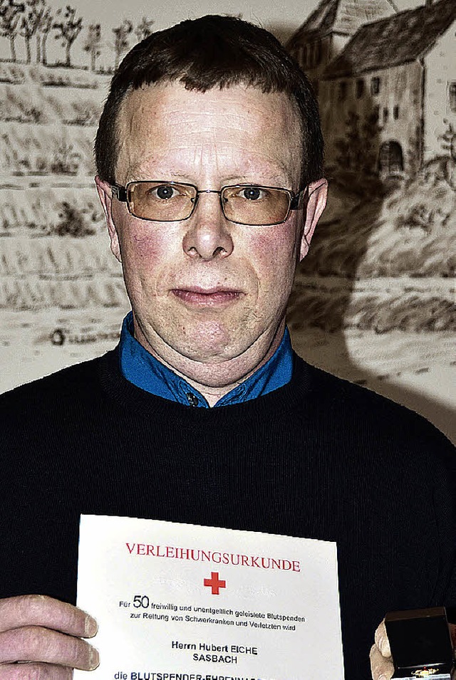 Hubert Eiche hat 50 Mal Blut gespendet...in der   Ortschaftsratssitzung geehrt.  | Foto: Vitt