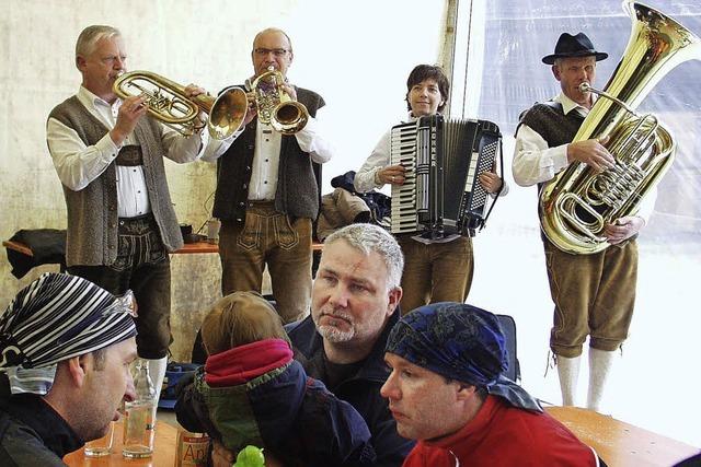 Viele Wanderer machen Station beim Sngerfest