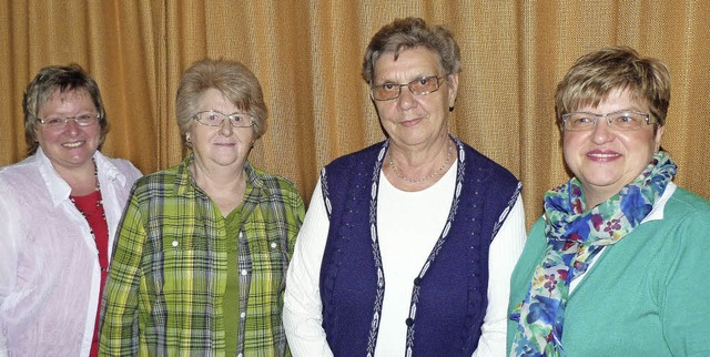 Treue Mitglieder (von links): Gertrud ...le, Magda Wiskow und Claudia Ketterer   | Foto: alfons vgele