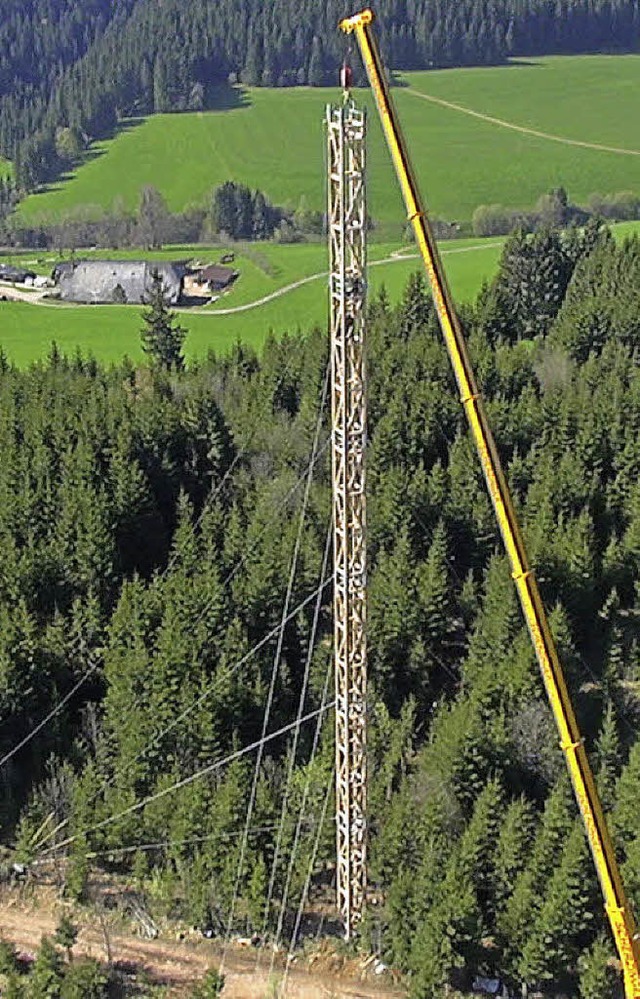Der Holzturm wird aus vorgefertigten E...n ferngesteuerte Drohnen zum Einsatz.   | Foto: Siventis Windprojekte GmbH