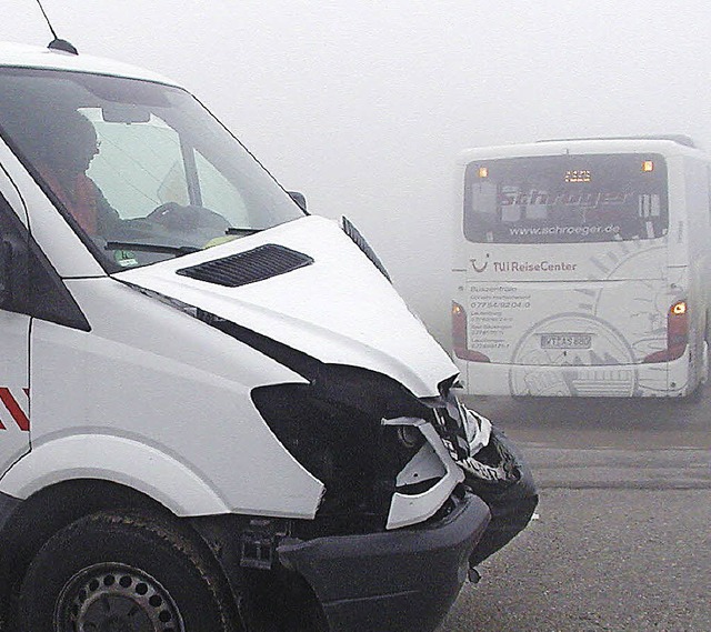 Im dichten Nebel kam es gestern Mittag...Im Bus befanden sich keine Fahrgste.   | Foto:  WOLFGANG ADAM