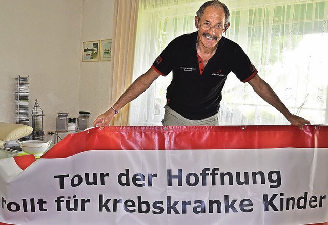 Alois Stcklin wirbt fr die Rad-Benefiztour.  | Foto: Martina Proprenter