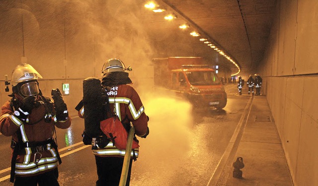 Die Brandbekmpfung im Tunnel stellte ...nnel  auch vor neue Herausforderungen.  | Foto: timo jehle