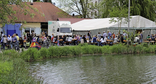 Gut besucht war der Hock der Kaiserst...ortangler am Eichstetter Angelweiher.   | Foto: mario schneberg