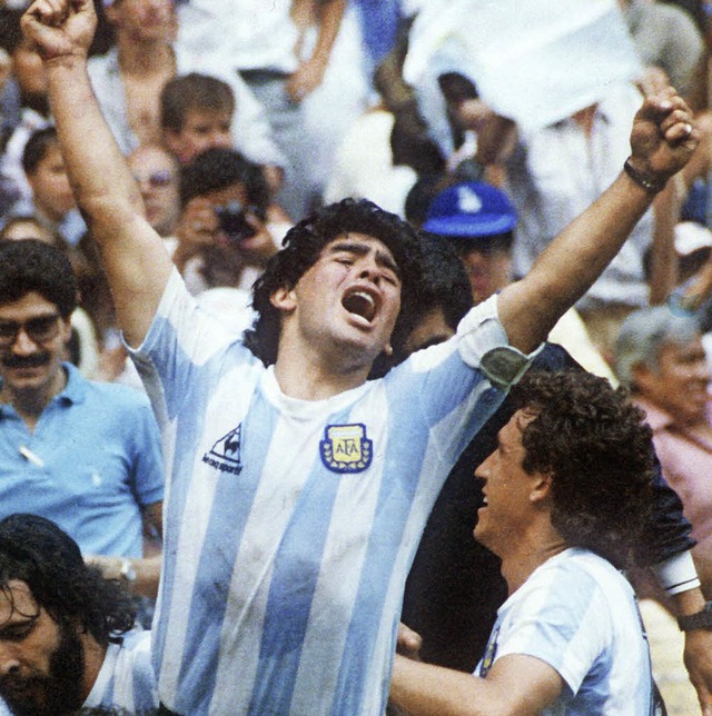 Fuball verbindet. Hier jubelt Diego M...die gewonnene WM 1986  in Mexiko-City.  | Foto: dpa