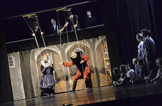 Menschliche Marionetten an der Schnur in Karin Maens Inszenierung   | Foto: Barbara Ruda