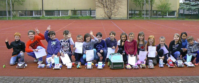 Die Klasse 4f mit ihren selbstgebauten Fahrzeugen.   | Foto: privat