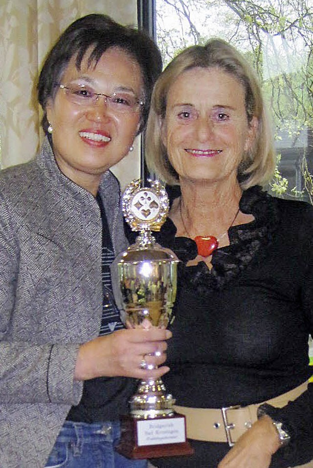 Holten den Pokal beim Bridge-Turnier: Birgit Knauf mit  Nan Auer.   | Foto: privat