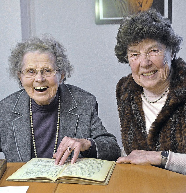 Lore Butz und Edith Gtz (v. l.)  kram... ihren Erinnerungen zu St. Bonifatius.  | Foto: Sylvia-Karina Jahn