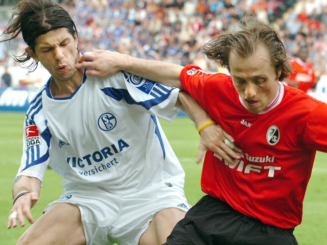 21. Mai 2005: Levan Kobiashvili (links...i vom SC Freiburg. Schalke gewann 3:2.  | Foto: Michael Heuberger