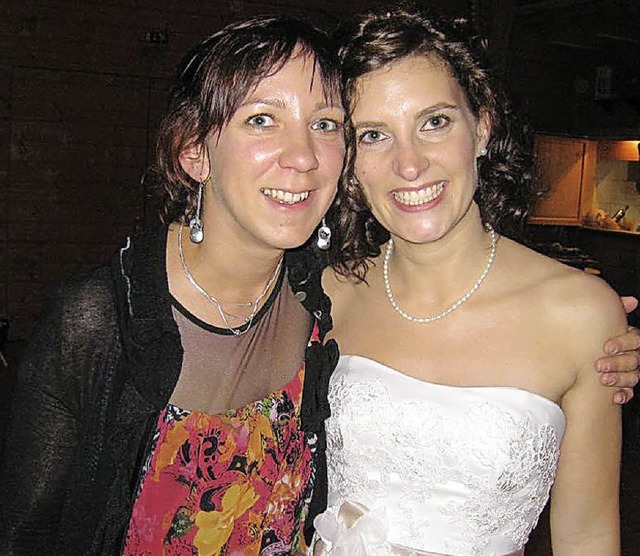 Zwei die sich gut verstehen: Fabienne ...i der Hochzeit der anderen eingeladen.  | Foto: Jutta Binner-Schwarz