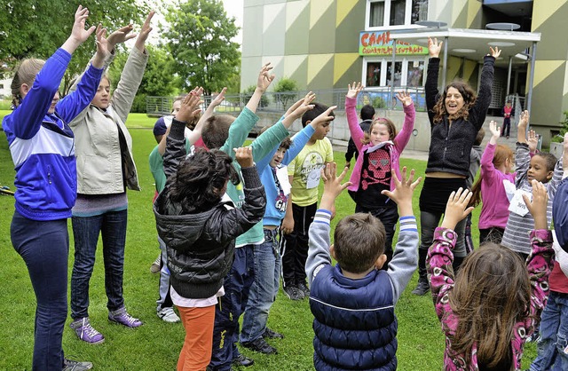 Organisatorin Christiane Steiner macht...Kindern Aufwrmbungen vor dem Start.   | Foto: E. Krais-Gutmann