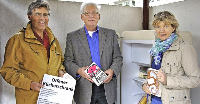 Zweiter ffentlicher Bcherschrank in ...nd Martina Huber von der Stadtbcherei  | Foto: Ralph Fautz