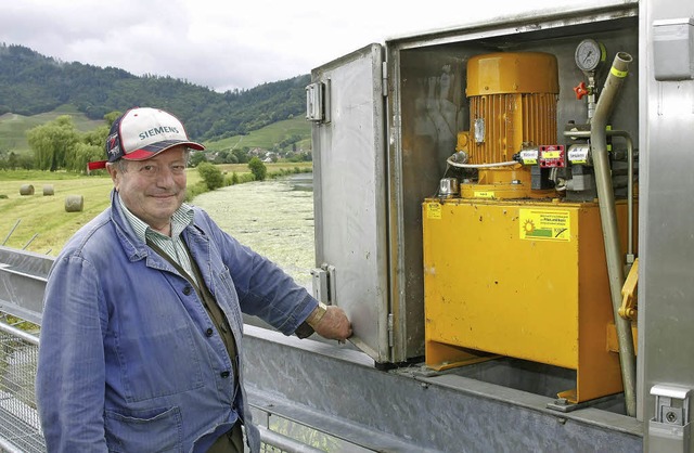 Karl Seiler mit dem Elektromotor, mit ...at die Aufgabe das E-Werk bernommen.   | Foto: Peter Heck