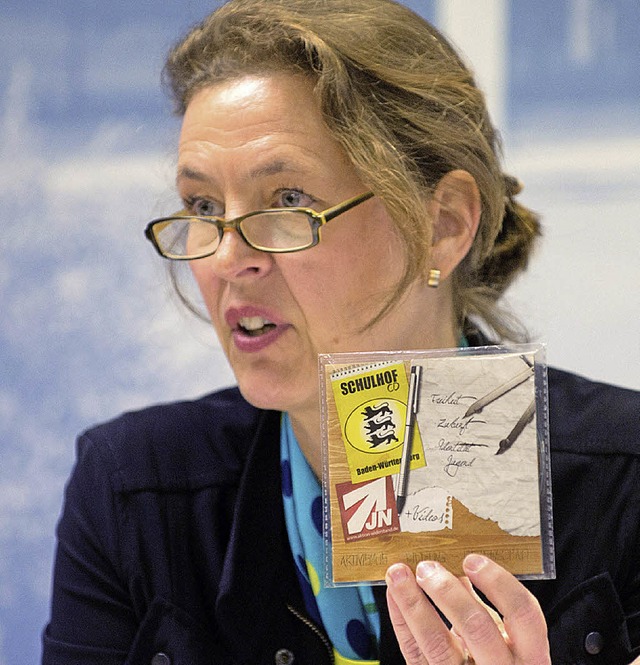 Beate Bube, oberste Verfassungsschtze...igt eine CD mit rechtsradikaler Musik.  | Foto: dpa