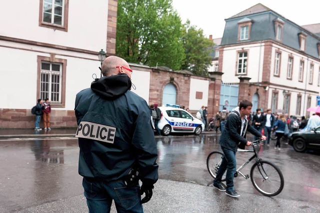 Ein Polizist bewacht den Eingang einer Straburger Schule.   | Foto: afp