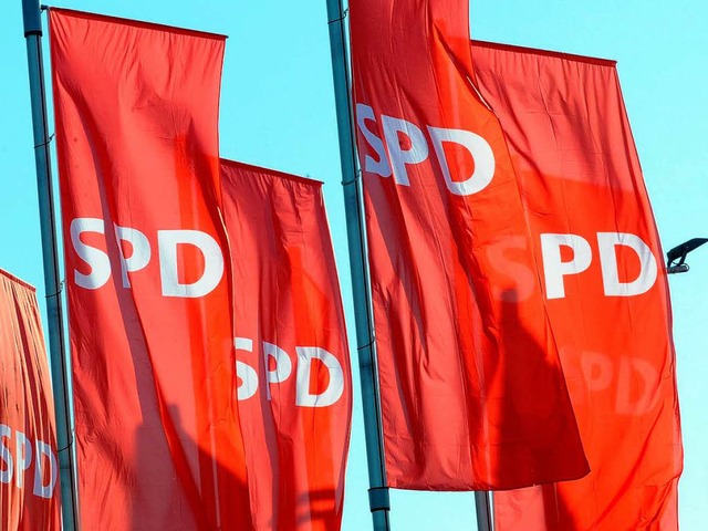 Flagge zeigen: Rote Fahnen beim SPD-La...arteitag vor zwei Jahren in Offenburg   | Foto: DPA(2)/wikipedia/BZ