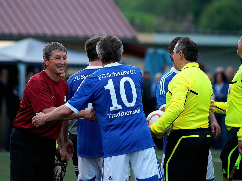 Schalke gewinnt gegen die Elztalauswahl mit 6:3. Schalke gewinnt gegen die Elztalauswahl mit 6:3.