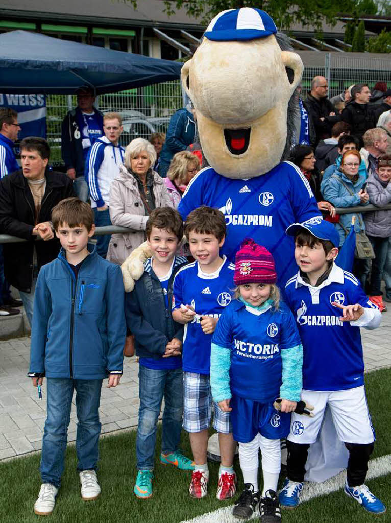 Schalke gewinnt gegen die Elztalauswahl mit 6:3. Schalke gewinnt gegen die Elztalauswahl mit 6:3.