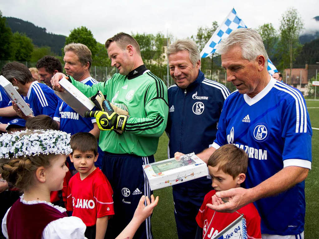 Schalke gewinnt gegen die Elztalauswahl mit 6:3. Schalke gewinnt gegen die Elztalauswahl mit 6:3.