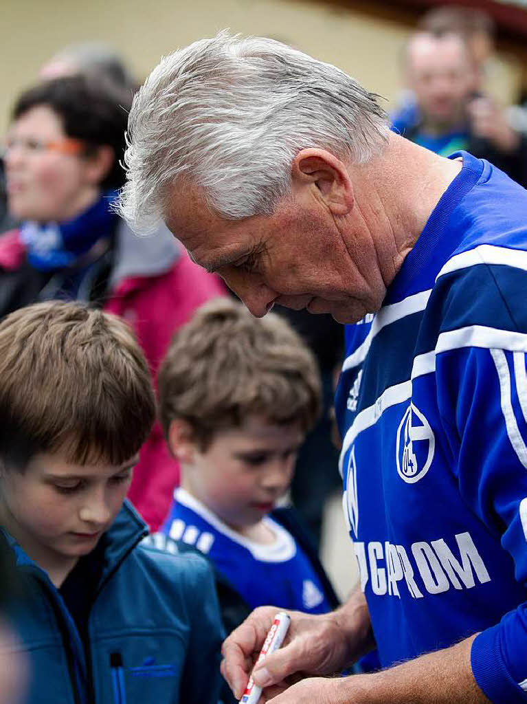 Schalke gewinnt gegen die Elztalauswahl mit 6:3. Schalke gewinnt gegen die Elztalauswahl mit 6:3.