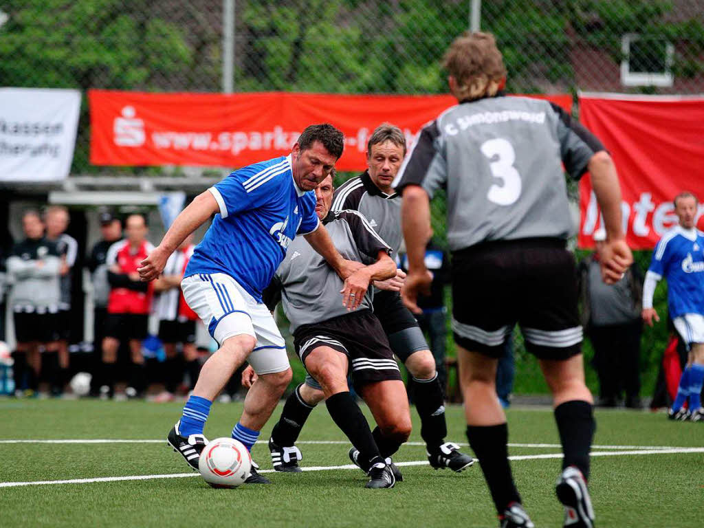 Schalke gewinnt gegen die Elztalauswahl mit 6:3. Schalke gewinnt gegen die Elztalauswahl mit 6:3.
