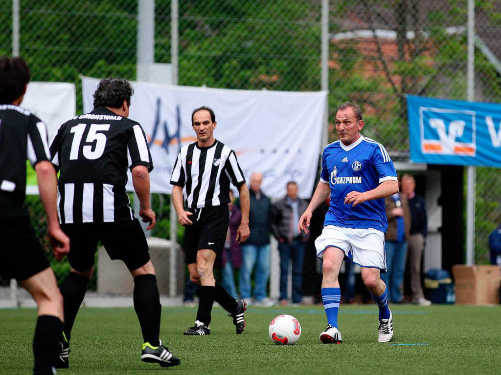 Schalke gewinnt gegen die Elztalauswahl mit 6:3. Schalke gewinnt gegen die Elztalauswahl mit 6:3.