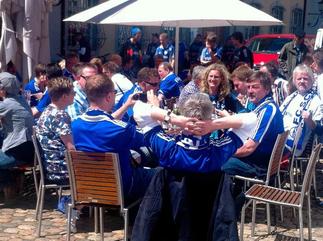 Schalke-Fans vor dem &quot;Endspiel&quot; auf dem Mnsterplatz  | Foto: Hans-Henning Kiefer