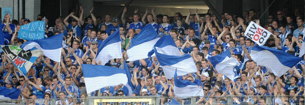 Schalker Fans: laut. Und blau-wei.