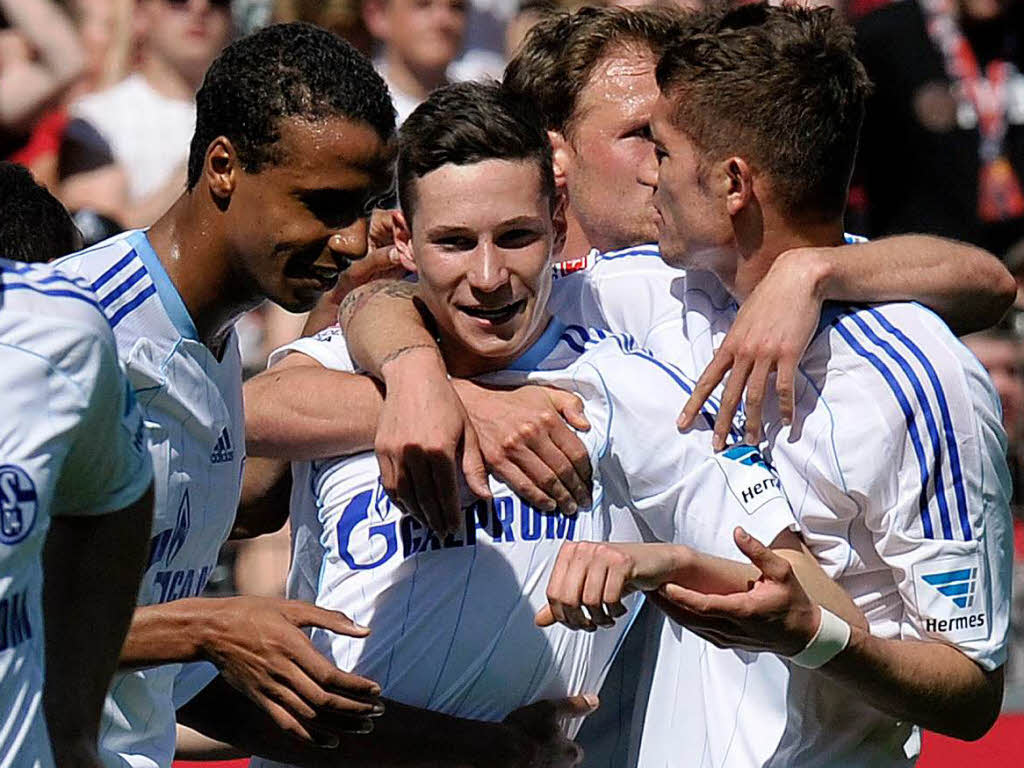 Glckwnsche fr Julian Draxler: Der 19-Jhrige brachte Schalke in Fhrung.