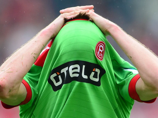 Zum weggucken: Ein Dsseldorfer Spiele...Hannover das Gesicht in seinem Trikot.  | Foto: dpa