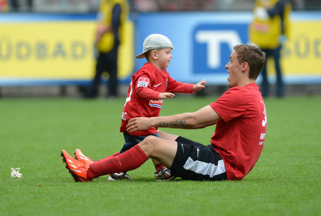Es gibt Wichtigeres als ein 1:2 gegen Schalke: Max Kruse mit seinem Sohn Lauro Maxim.