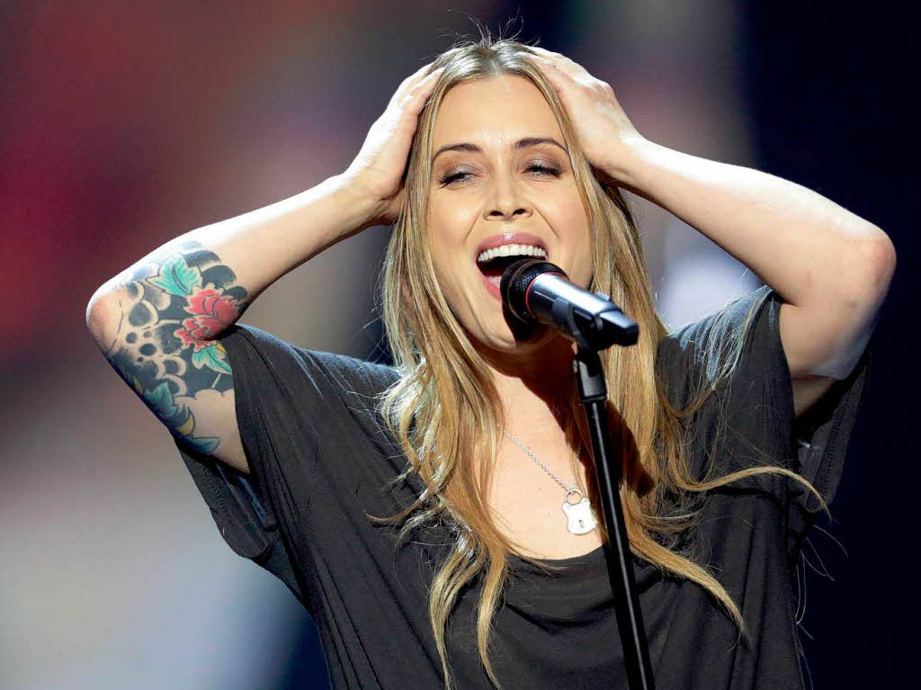 Anouk aus Den Haag vertrat die Niederlande. Die ttowierte Rocksngerin sang sich mit „Birds“ auf Platz 9.