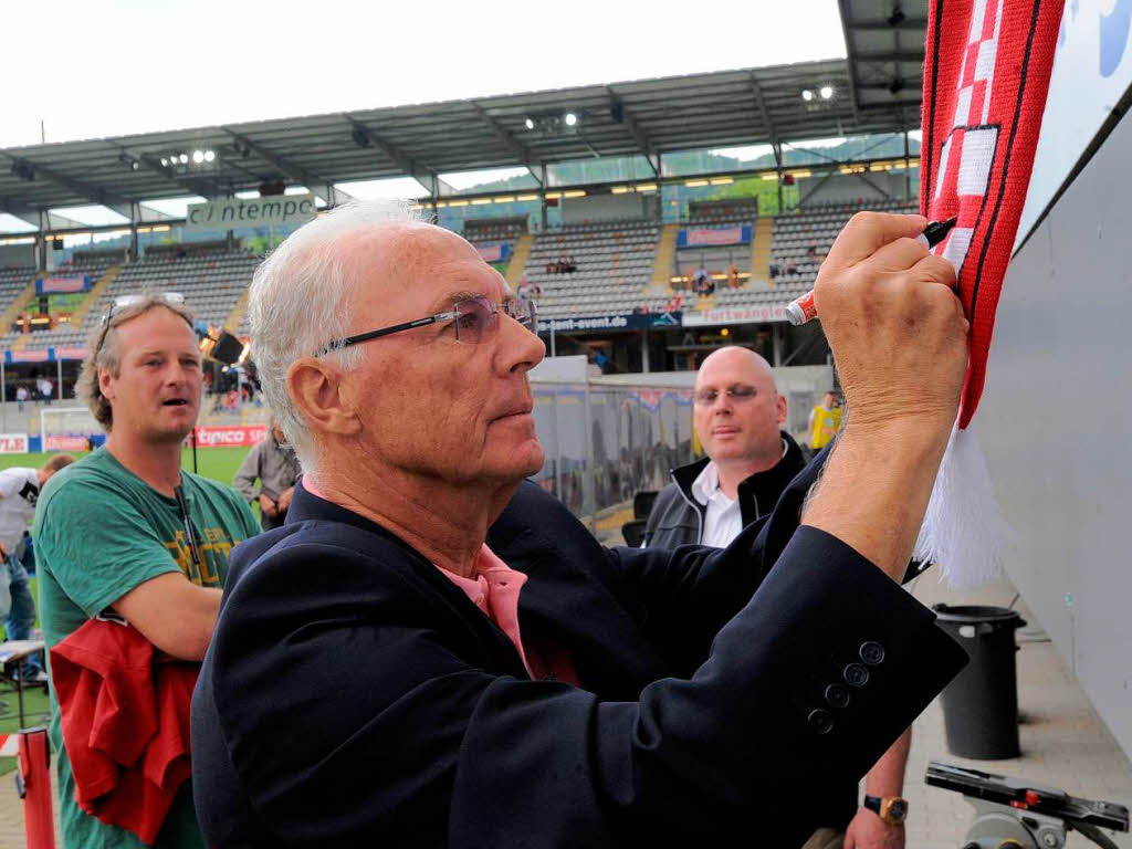 Auch Franz Beckenbauer war am letzten Spieltag der Saison 2012 / 2013 in Freiburg und schrieb fleiig Autogramme.