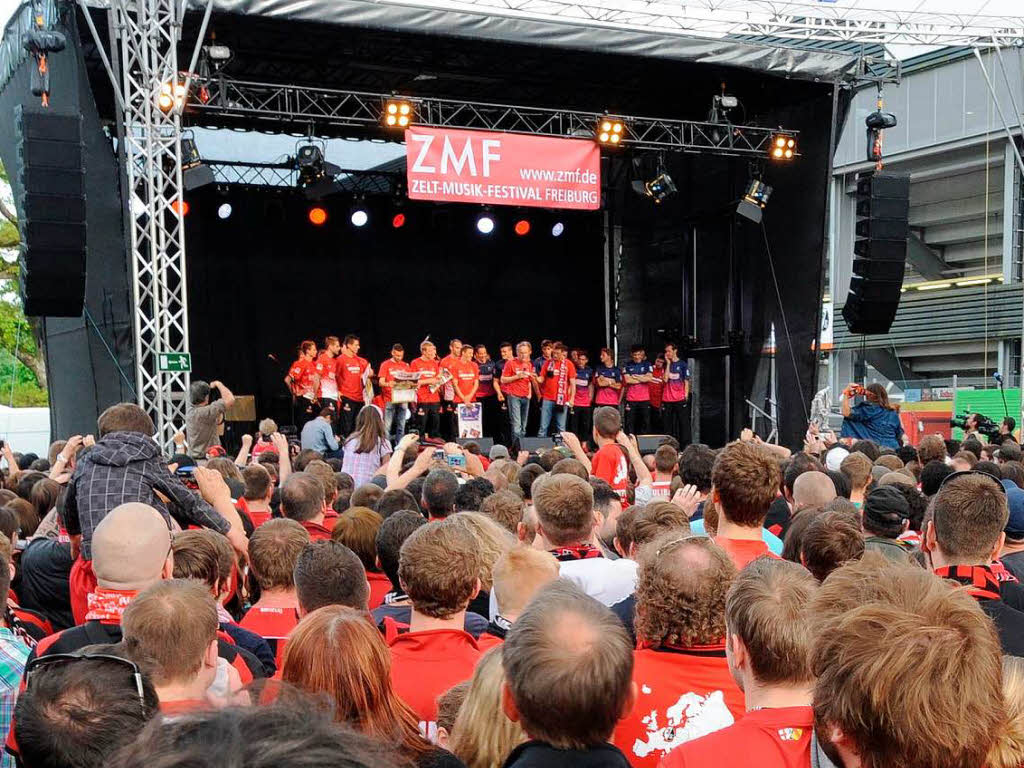 Wird frenetisch gefeiert: die Mannschaft des SC Freiburg.