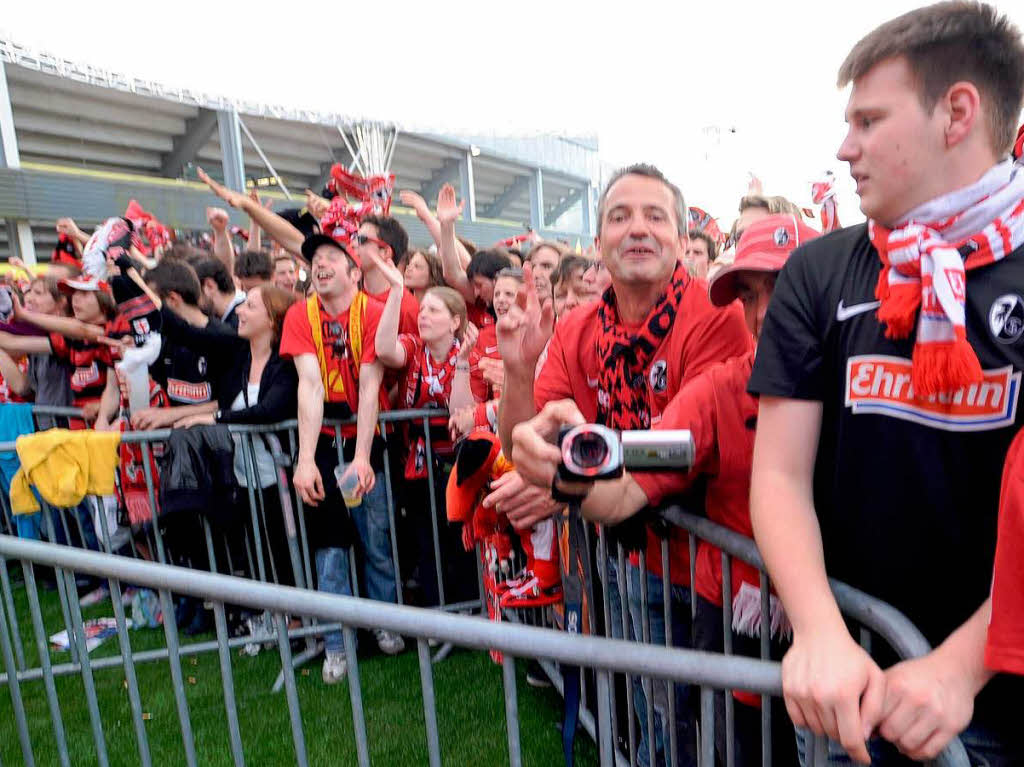 Zahlreiche Fans des SC Freiburg warten auf ihre Mannschaft.