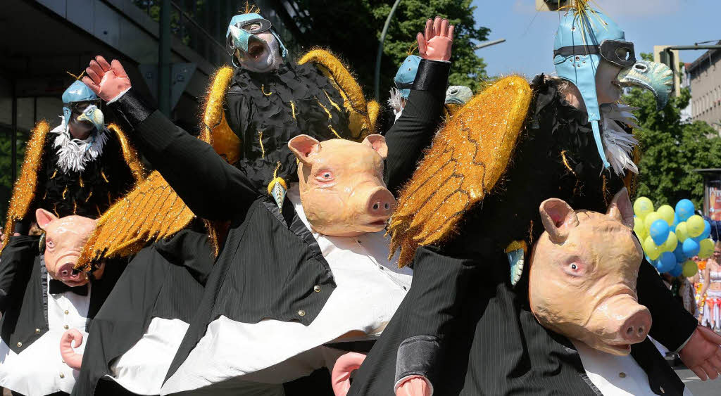 Tanz, Gesang und bunte Kostme: beim Karneval der Kulturen zeigt sich das multikulturelle Berlin von seiner buntesten Seite.