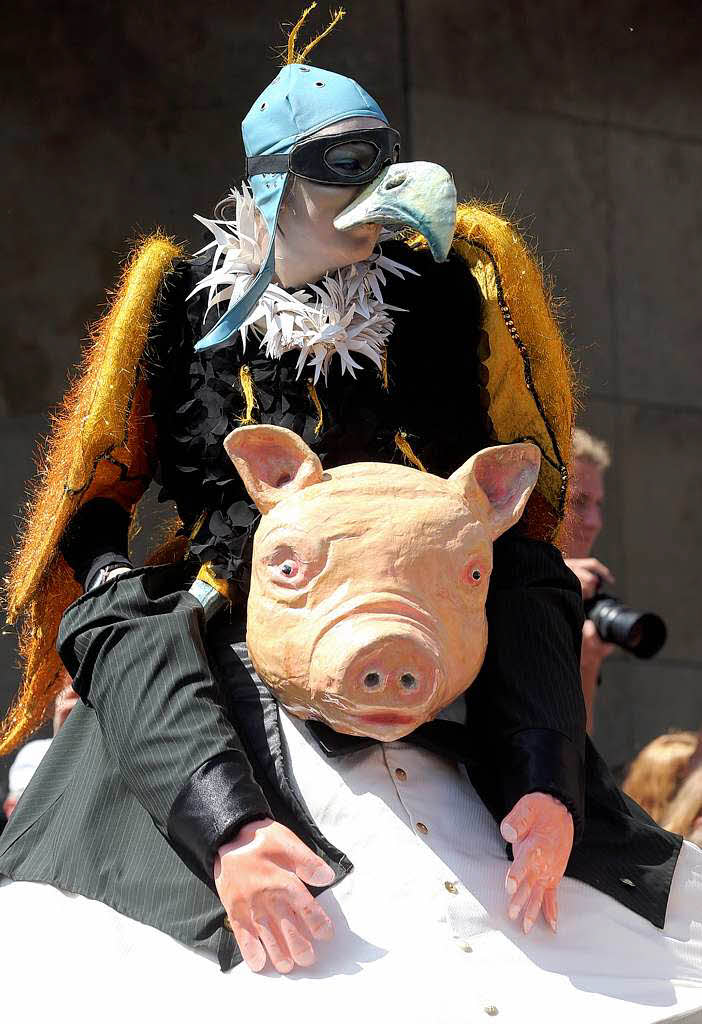 Tanz, Gesang und bunte Kostme: beim Karneval der Kulturen zeigt sich das multikulturelle Berlin von seiner buntesten Seite.