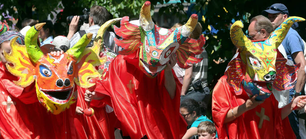 Tanz, Gesang und bunte Kostme: beim Karneval der Kulturen zeigt sich das multikulturelle Berlin von seiner buntesten Seite.