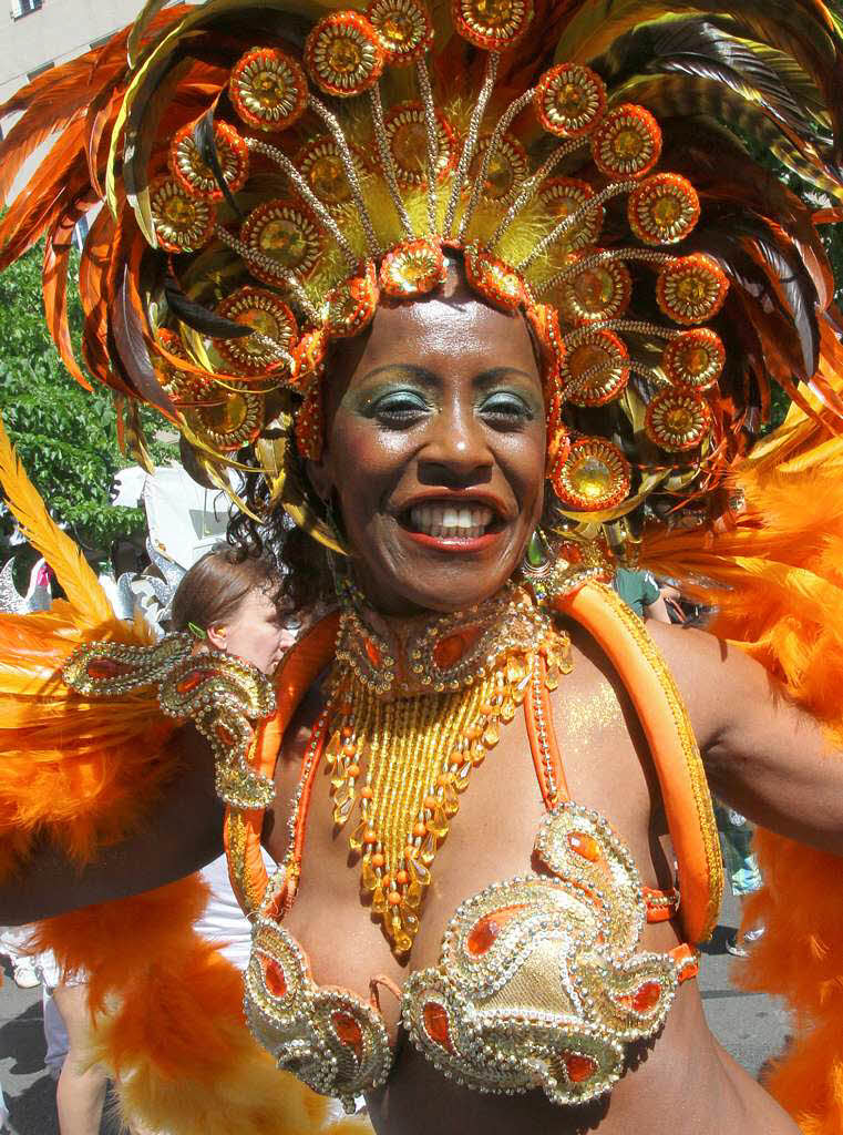 Tanz, Gesang und bunte Kostme: beim Karneval der Kulturen zeigt sich das multikulturelle Berlin von seiner buntesten Seite.