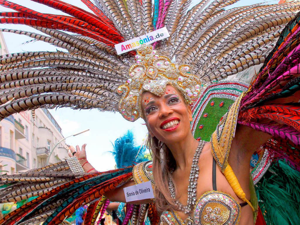 Tanz, Gesang und bunte Kostme: beim Karneval der Kulturen zeigt sich das multikulturelle Berlin von seiner buntesten Seite.