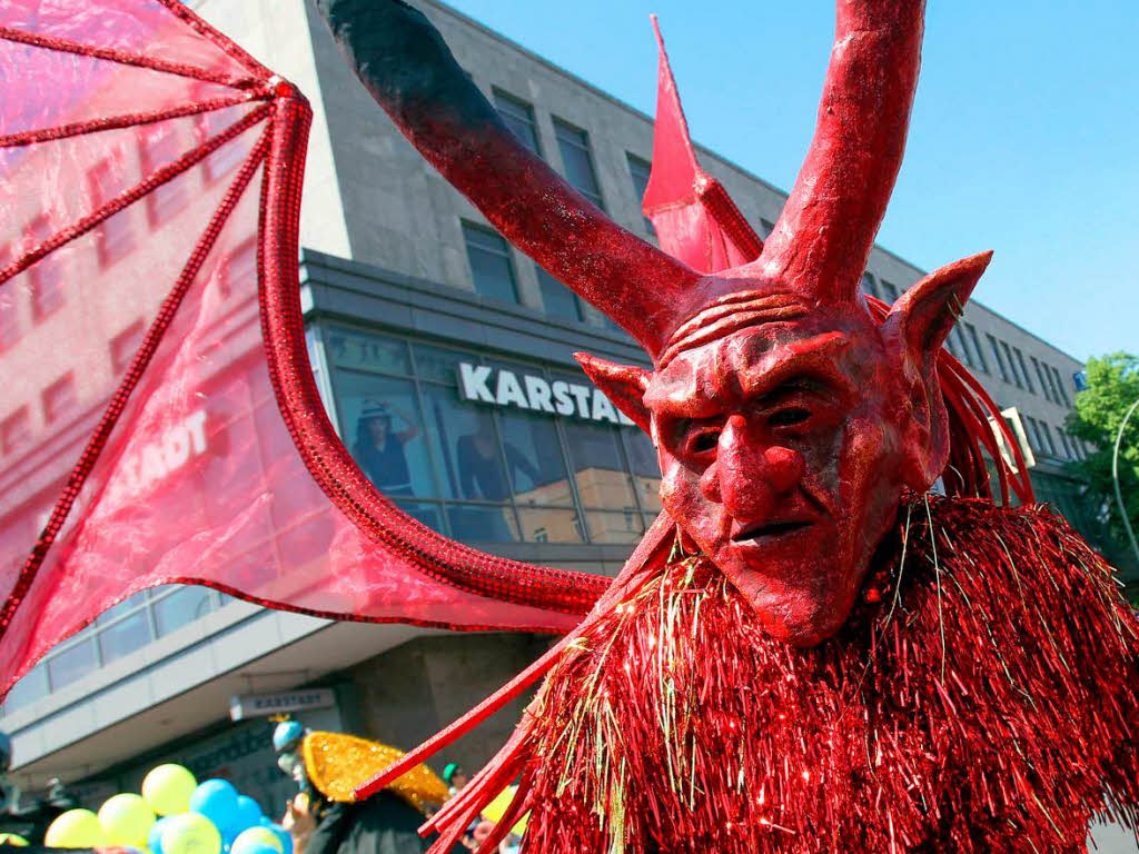 Tanz, Gesang und bunte Kostme: beim Karneval der Kulturen zeigt sich das multikulturelle Berlin von seiner buntesten Seite.